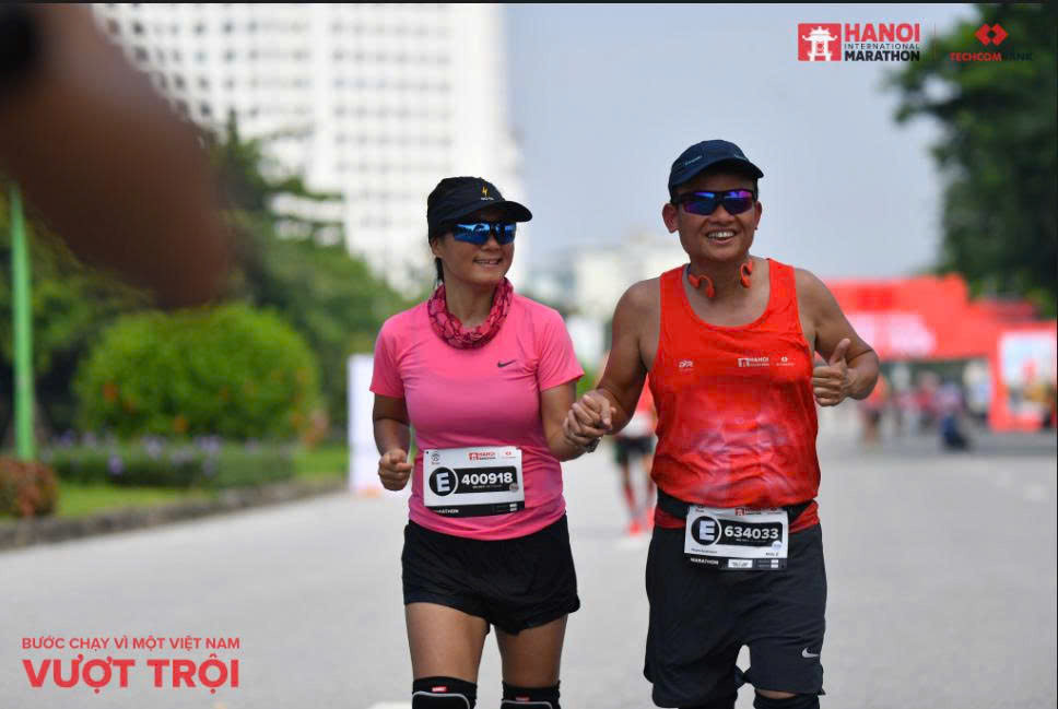 Ánh Nguyễn - cùng chồng về đích giải full marathon Techcombank