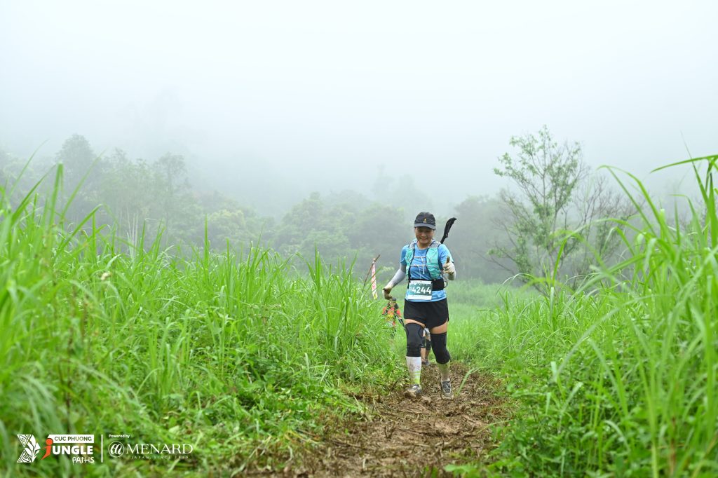 Ánh Nguyễn - chạy trail, đeo bó gối — đau khớp gối khi chạy bộ