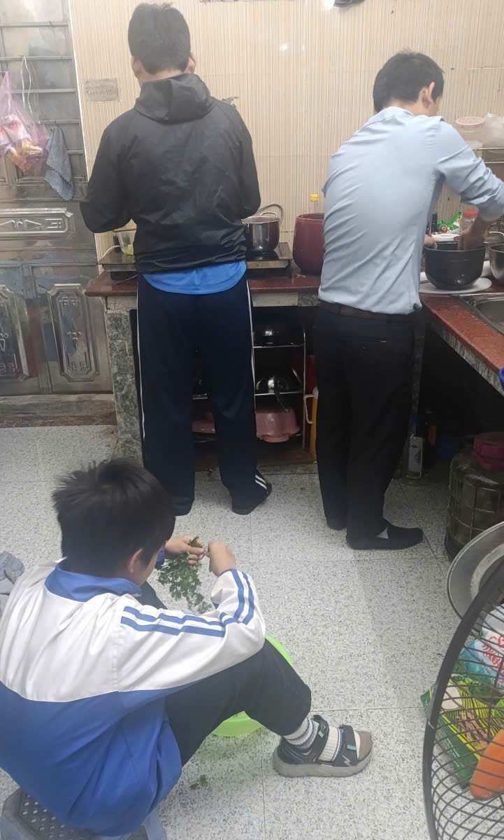Ăn để giảm cân không nhịn đói — cả gia đình cùng vào bếp chuẩn bị bữa ăn lành mạnh