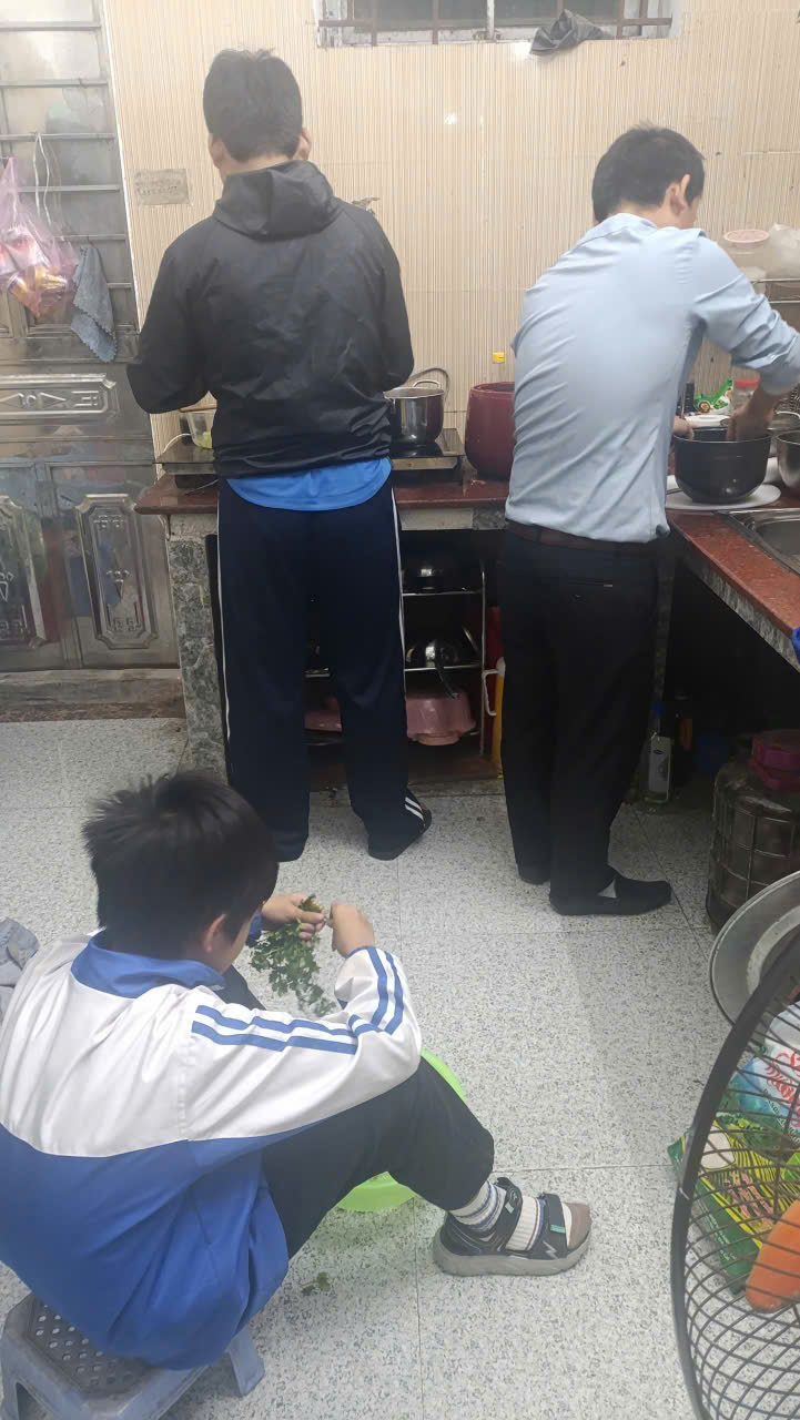 Ăn để giảm cân không nhịn đói — cả gia đình cùng vào bếp chuẩn bị bữa ăn lành mạnh