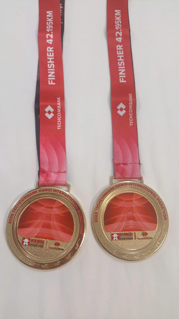 Huy chương Finisher 42km — kết quả chạy bộ giảm cân bền vững cho phụ nữ