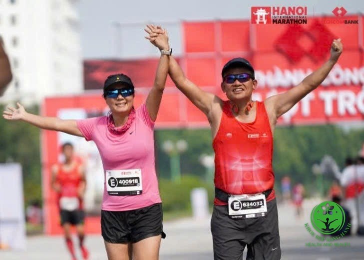 Vận động đều đặn cùng người thân - hai vợ chồng về đích giải marathon