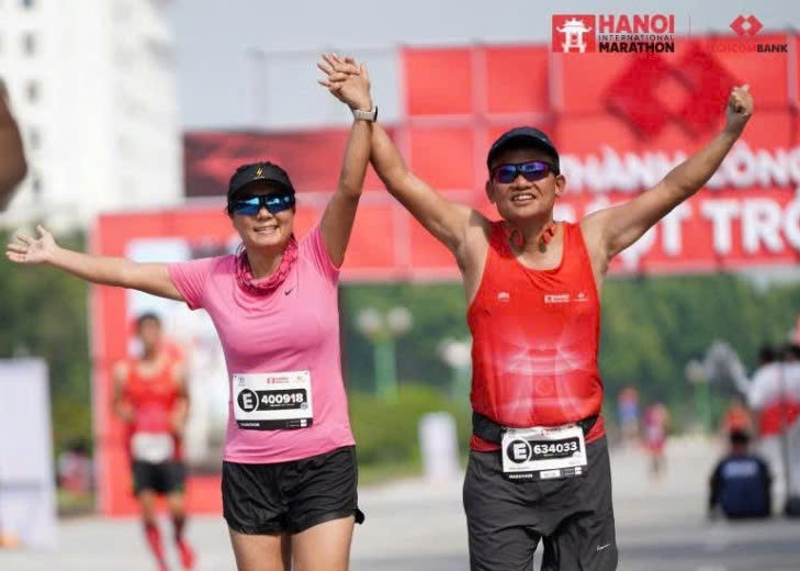 Chạy bộ giảm cân cho phụ nữ — tác giả về đích giải Hanoi International Marathon