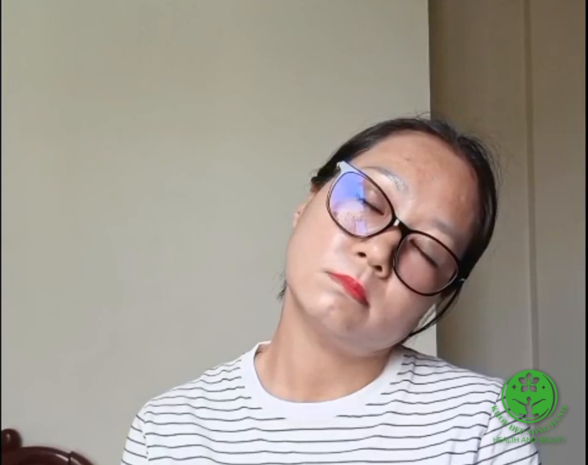 động tác yoga giảm đau mỏi cổ vai gáy - nghiêng đầu tai chạm vai